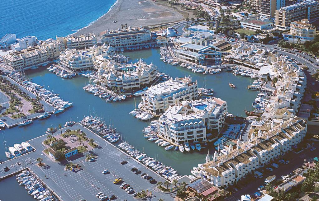 Popeye Suite: Puerto Marina Island Retreat with Rooftop Pool Benalmadena Exterior photo